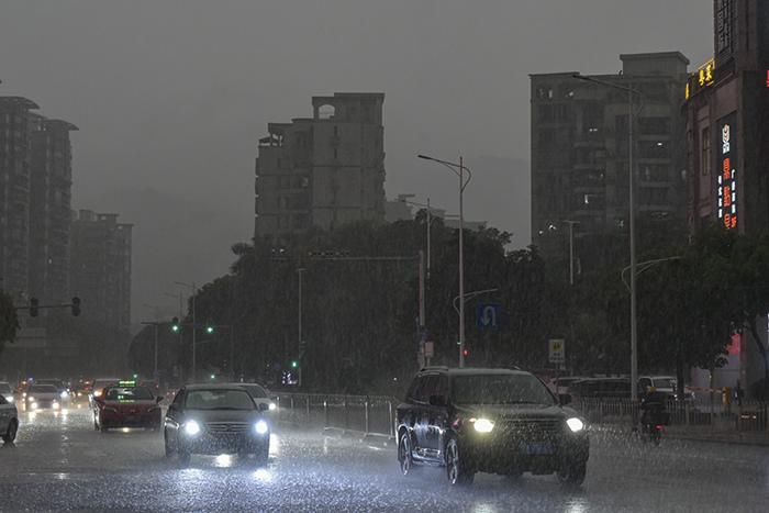 广州遇强雷雨天气