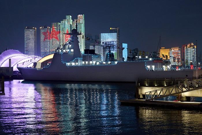 海军军舰与城市灯光秀相互辉映