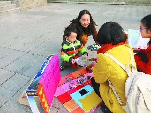 妈妈带4岁儿子摆摊赚钱去泰国旅游(组图)