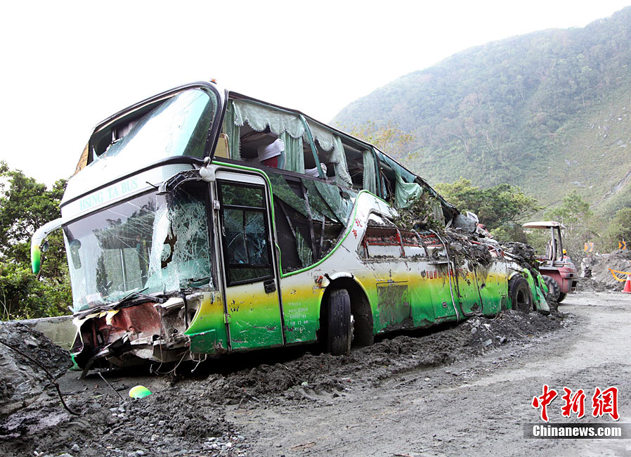 运输直升机运载小型挖土机进入苏花公路塌方处