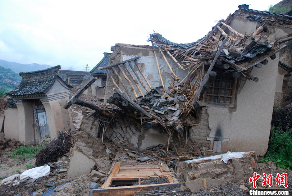 甘肃清水县泥石流地震叠加 大量房屋垮塌