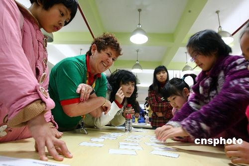 图:英国专家为重庆学生普及环保教育