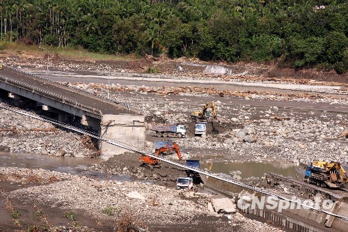 组图:88水灾台湾危桥加紧改建