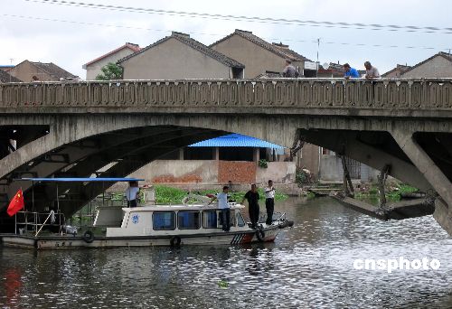 图:浙江绍兴斗门镇荷湖大桥被撞受损