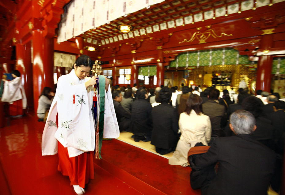 日本商人新年聚集神社求财运